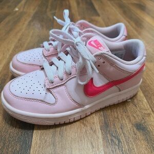 Nike Triple pink dunk lows